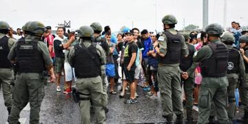 Volcó un camión cargado con carne y delincuentes intentaron arrasar con la mercadería (Darío Soldani)