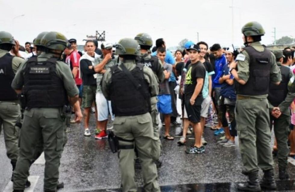 Volcó un camión cargado con carne e intentaron arrasar con la mercadería