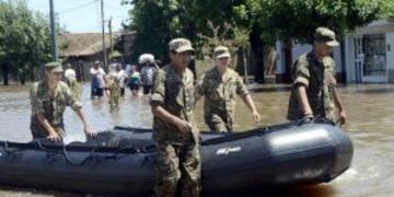 DYN33, BUENOS AIRES 18/01/2017, EL MINISTRO DE DEFENSA, JULIO MARTu00cdNEZ, RECORRIu00d3 HOY LA LOCALIDAD BONAERENSE DE LA EMILIA Y LAS SANTAFESINAS DE ARROYO SECO Y VILLA CONSTITUCIu00d3N, AFECTADAS POR LAS INUNDACIONES PROVOCADAS POR LAS LLUVIAS, CON EL OBJETO DE ATENDER LAS NECESIDADES DE LOS DAMNIFICADOS Y SUPERVISAR LA ASISTENCIA QUE BRINDAN LOS EFECTIVOS DEL EJu00c9RCITO ARGENTINO DESPLEGADOS A ESAS ZONAS PARA LLEVAR ADELANTE TAREAS CONJUNTAS CON LAS AUTORIDADES Y ORGANIZACIONES CIVILES LOCALES.FOTO:DYN/GENTILEZA.