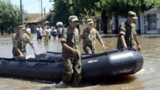 DYN33, BUENOS AIRES 18/01/2017, EL MINISTRO DE DEFENSA, JULIO MARTu00cdNEZ, RECORRIu00d3 HOY LA LOCALIDAD BONAERENSE DE LA EMILIA Y LAS SANTAFESINAS DE ARROYO SECO Y VILLA CONSTITUCIu00d3N, AFECTADAS POR LAS INUNDACIONES PROVOCADAS POR LAS LLUVIAS, CON EL OBJETO DE ATENDER LAS NECESIDADES DE LOS DAMNIFICADOS Y SUPERVISAR LA ASISTENCIA QUE BRINDAN LOS EFECTIVOS DEL EJu00c9RCITO ARGENTINO DESPLEGADOS A ESAS ZONAS PARA LLEVAR ADELANTE TAREAS CONJUNTAS CON LAS AUTORIDADES Y ORGANIZACIONES CIVILES LOCALES.FOTO:DYN/GENTILEZA.
