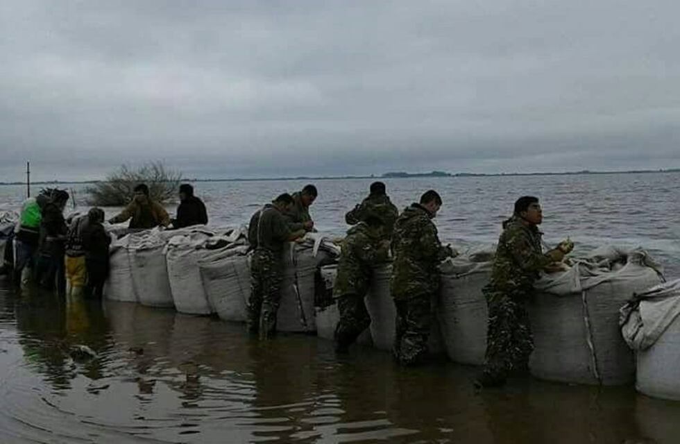 Mientras baja el agua, redoblan esfuerzos para mantener las defensas en la laguna Melincué