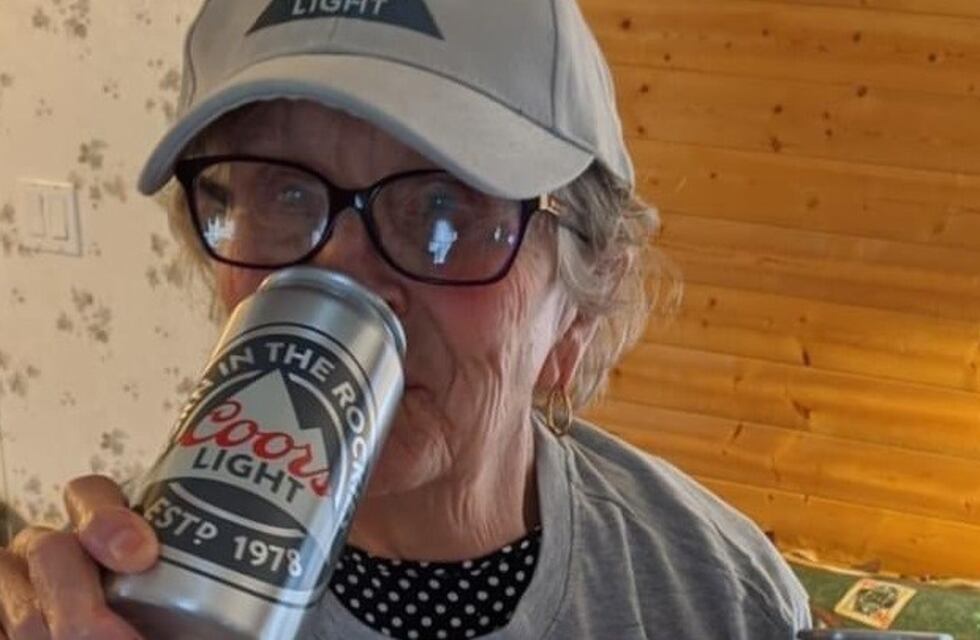 Una abuela de 93 años pidió cerveza desde su ventana con un cartel: "necesito más"