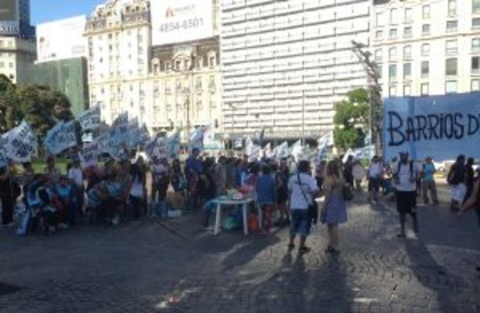 Continúa la protesta en el Obelisco por la Emergencia Social: no afecta al metrobus y al tránsito