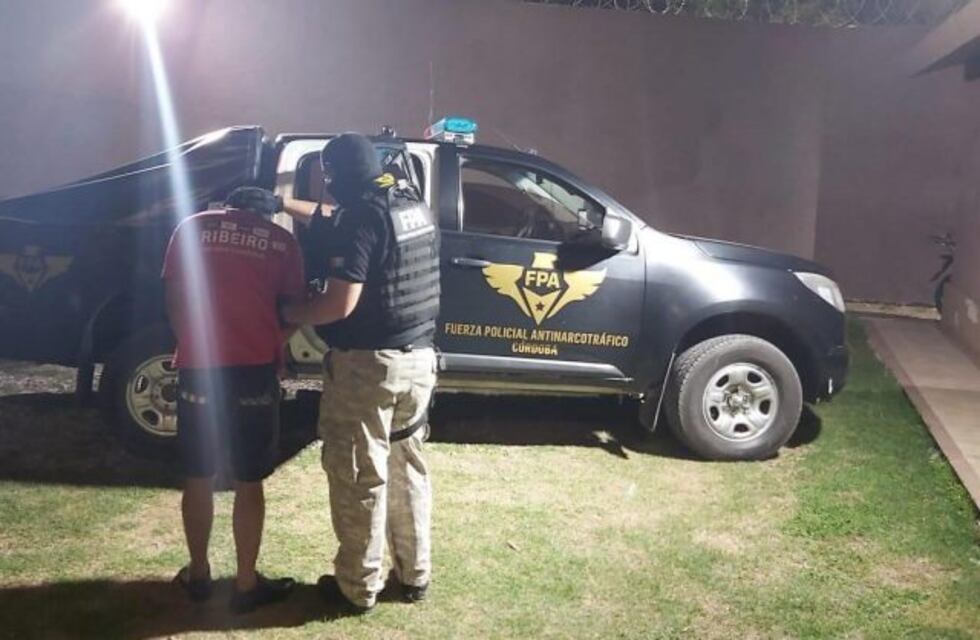 Se escapó por los techos y se metió en una casa donde había menores: quedó detenido