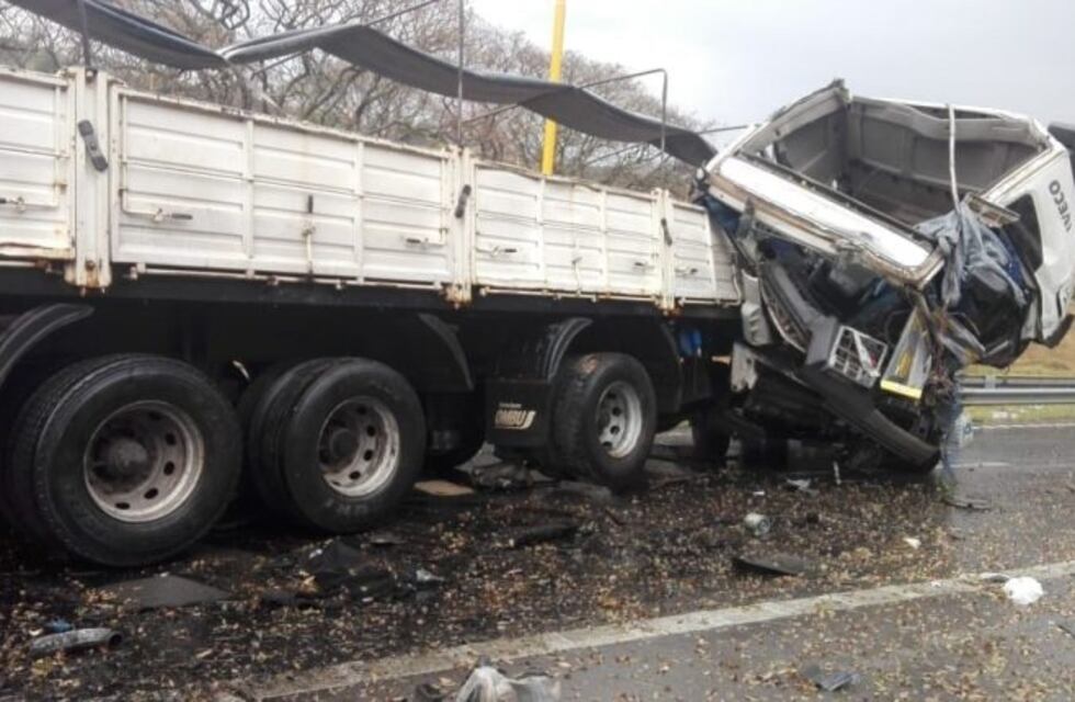Un camionero murió y un acompañante perdió una pierna, en grave siniestro vial