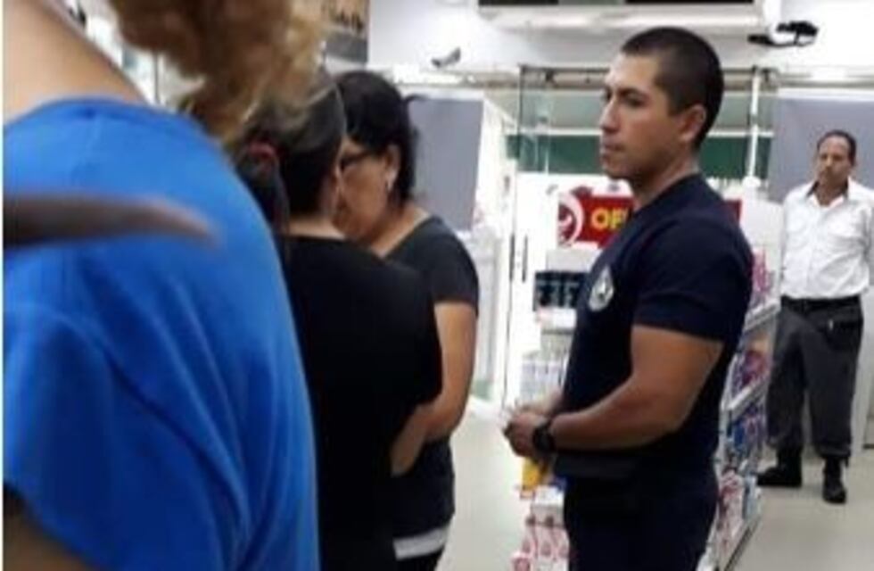 Un agente de policía ayudó a comprar medicación a un no vidente y se volvió viral
