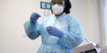 Geneva Geneve Genf (Switzerland Schweiz Suisse), 09/11/2020\u002E- A health worker performs a SARS-CoV-2 Rapid Antigen Test just after collecting a nose swab on patient for a polymerase chain reaction (PCR), during the training of Members of the Swiss Civil Protection at the Geneva University Hospitals (HUG), in Geneva, Switzerland, 09 November 2020\u002E Geneva Hospitals and clinics to receive support from the Swiss Civil Protection in the fighting against coronavirus COVID-19 disease\u002E (Suiza, Ginebra) EFE/EPA/SALVATORE DI NOLFI