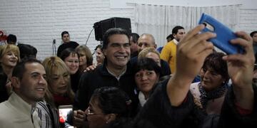 Capitanich reunió a intendentes y seguidores en Presidencia de la Plaza\u002E (facebook\u002Ecom/JMCapitanich)