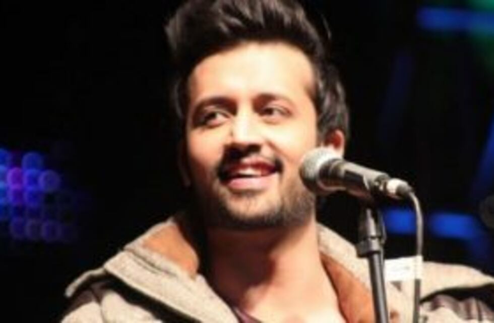 Un cantante paquistaní salvó a una espectadora de ser abusada sexualmente