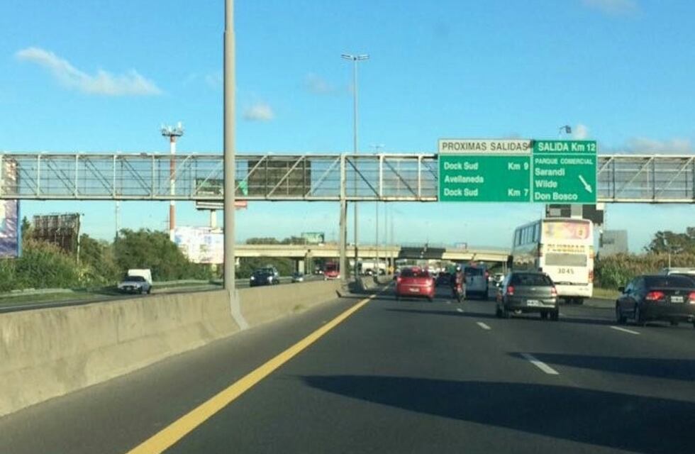 Un motociclista murió al chocar contra un camión: demoras en la autopista Buenos Aires-La Plata