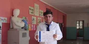 Matías Oga, emocionado por ser el primer egresado de la localidad puntana\u002E