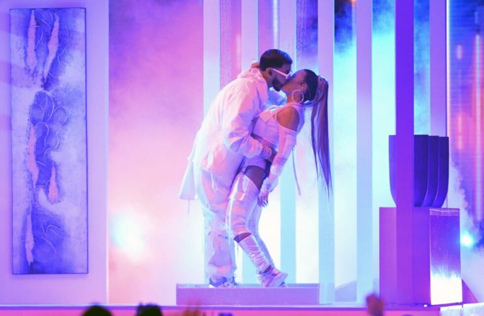 El tremendo beso bajo la ducha de Karol G y Anuel AA en los Billboard Latino