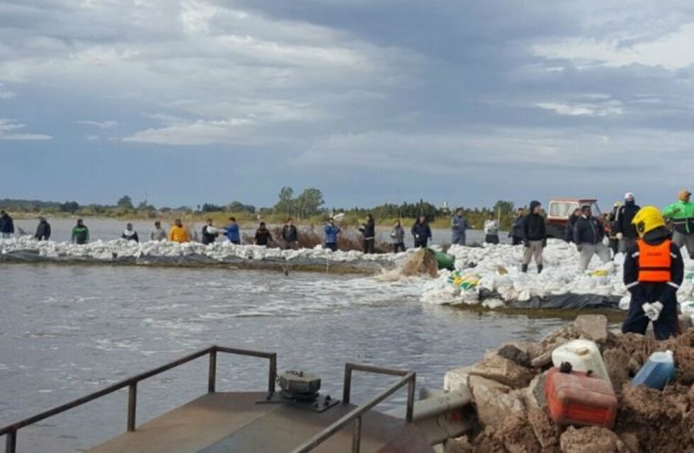 La lluvia volvió a complicar a Melincué y refuerzan el operativo de emergencia