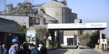 General en una de las plantas de Vicentin por la medida que dio el Gobierno intervenir la Empresa (FOTOS CLARÍN)