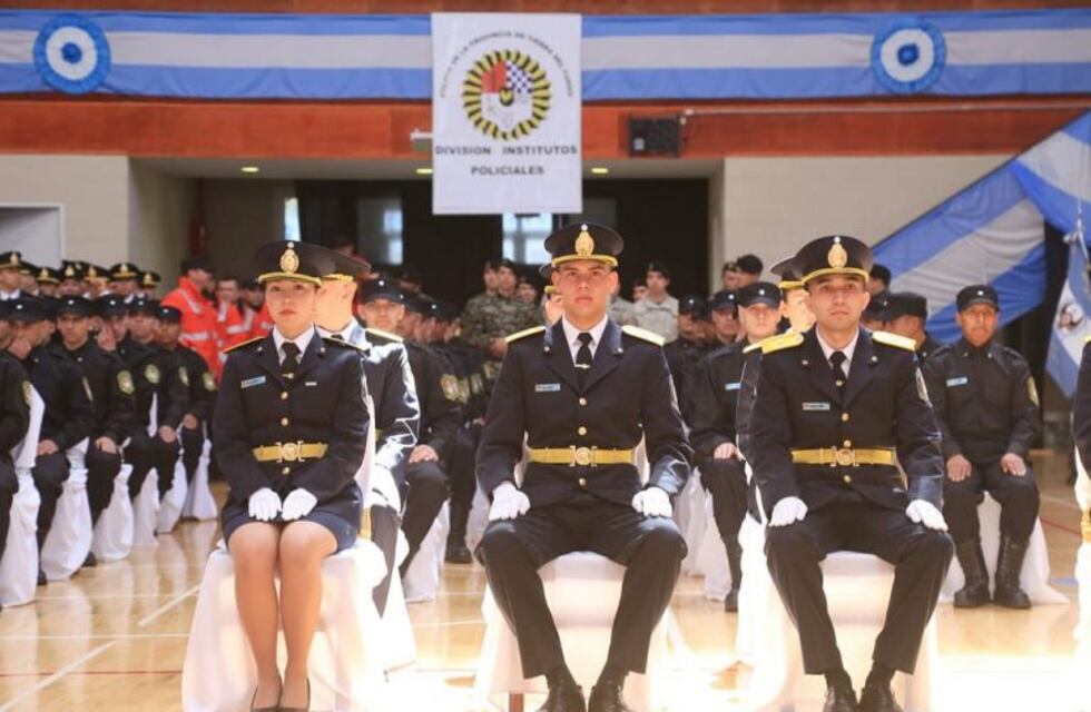 Rosana Bertone encabezó la ceremonia de egreso de agentes y oficiales de la Policía Provincial
