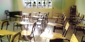 La escuela Nº 1297 Presidente Perón debió implementar un cerramiento con chapas para frenar las balas\u002E (LT10)