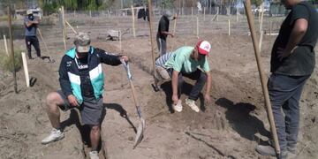 Bomberos, soldados y vecinos comenzaron a construir la casita para Uriel, el bebé salvado por su abuelo en Tunuyán\u002E