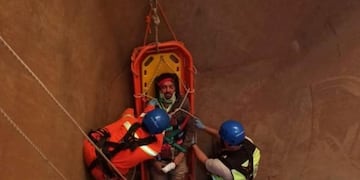Un trabajador cayó a un pozo y fue rescatado por Bomberos Voluntarios de Iguazú