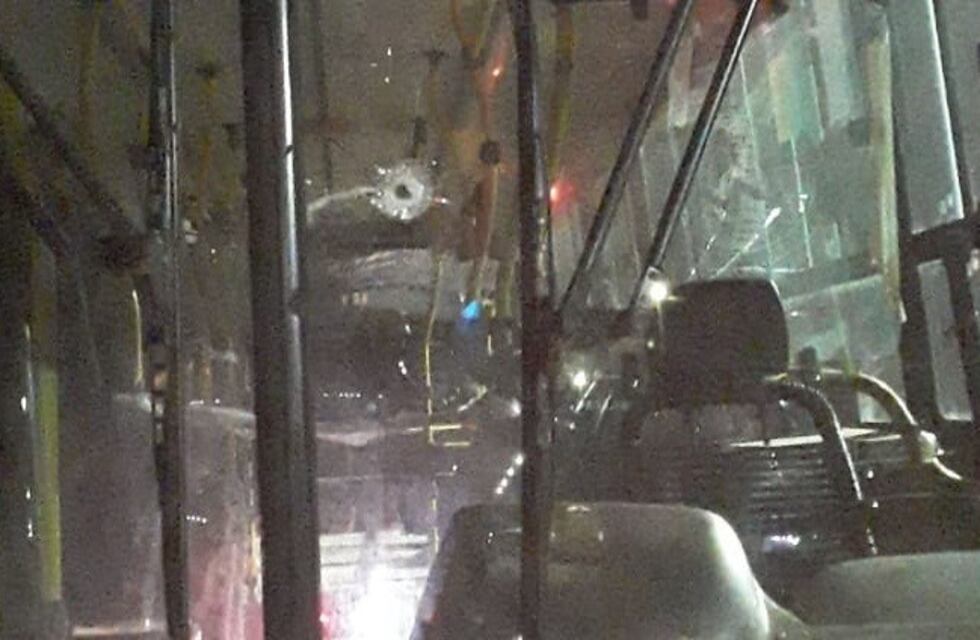 Atacaron a balazos un colectivo horas antes de un crimen en la zona sur