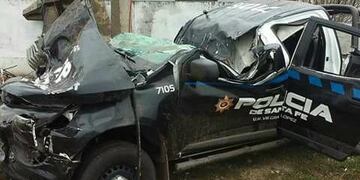 La camioneta quedó destrozada cuando le cayó un transformador de energía encima\u002E (@jufarusf)