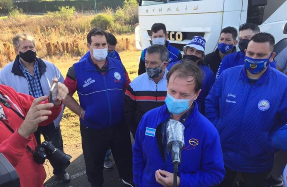 Camioneros santafesinos encabezan caravana para exponer discriminación en medio de la pandemia