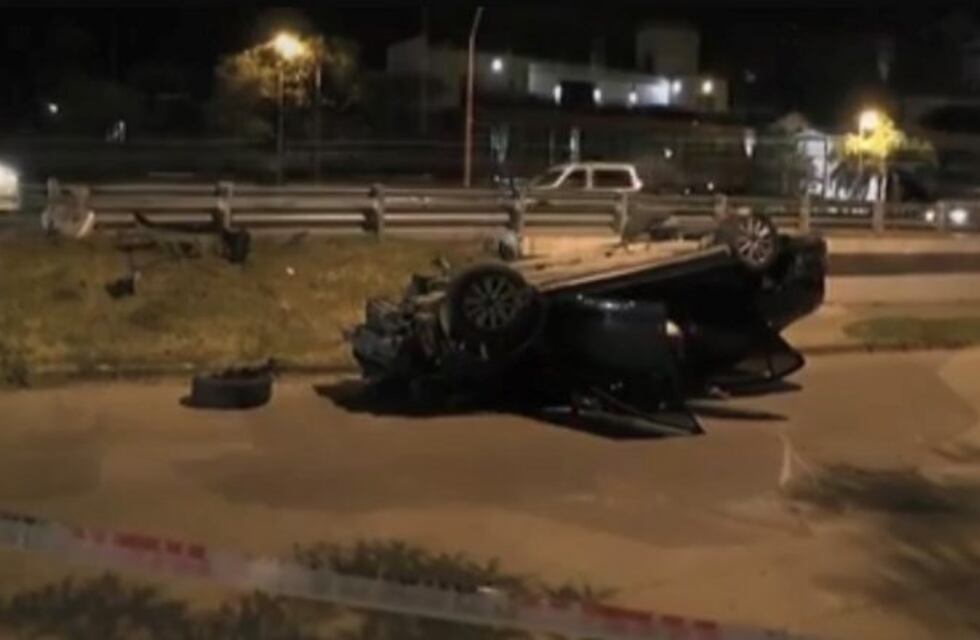 Carlos Paz: un auto volcó en la Avenida Uruguay
