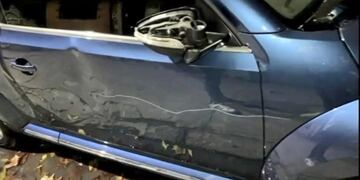 La furia de un vecino contra un auto estacionado en la puerta de su garaje (Foto: Clarín)