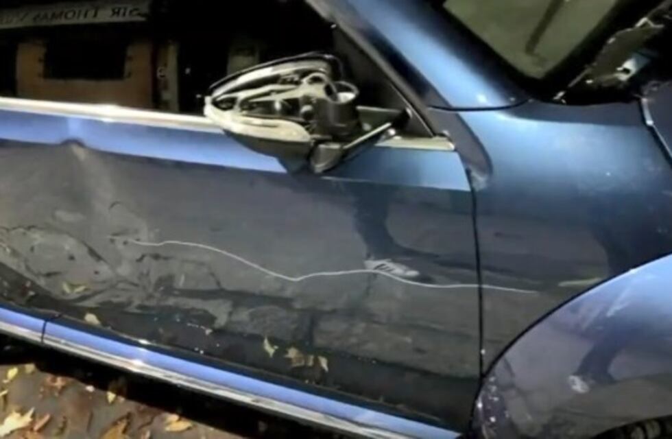 La furia de un vecino contra un auto estacionado en la puerta de su garaje