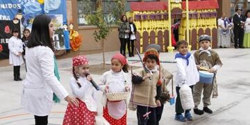Los chicos de los tres establecimientos participaron ayer del acto escolar por el 25 de Mayo, que fue en la escuela Antonio Torres, en Capital\u002E