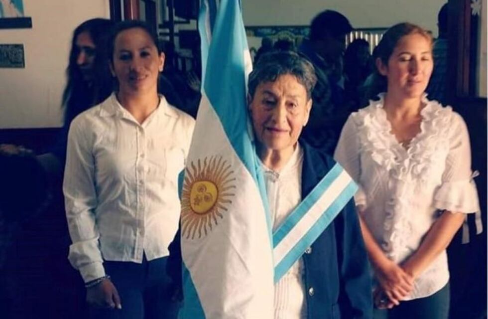 Está terminando el secundario, es abanderada y tiene 74 años