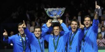 festejos de los tenistas argentinos con el trofeo ensaladera copa argentina campeon de copa davis rnequipo argentino festejan la obtenciu00f3n Copa Davis luego vencer a Croacia por 3 2 hoy 27 noviembre 2016 en el estadio Arena Zagreb Croacia rnEl equipo de te