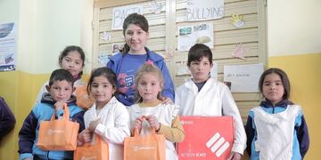 Alumnos del paraje La Lomita recibieron foldscopes y tabletas