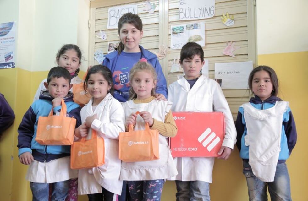 Los alumnos del paraje La Lomita recibieron foldscopes y tabletas