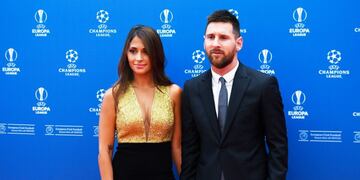 Tanto Roccuzzo como Lionel Messi posaron con al remera de la campaña \
