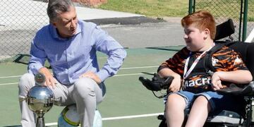 Macri recibió a los campeones de la Copa Libertadores sobre sillas de ruedas motorizadas\u002E