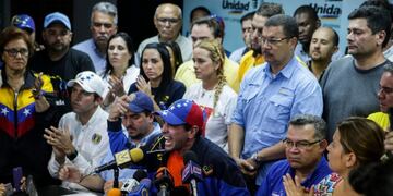 CAR01. CARACAS (VENEZUELA), 19/04/2017.- El gobernador del estado Miranda, Henrique Capriles (c), habla durante una rueda de prensa, acompau00f1ado por la esposa del lu00edder opositor Leopoldo Lu00f3pez, Lilian Tintori (c-arriba) y un grupo de diputados opositores d