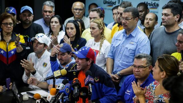 CAR01. CARACAS (VENEZUELA), 19/04/2017.- El gobernador del estado Miranda, Henrique Capriles (c), habla durante una rueda de prensa, acompau00f1ado por la esposa del lu00edder opositor Leopoldo Lu00f3pez, Lilian Tintori (c-arriba) y un grupo de diputados opositores d