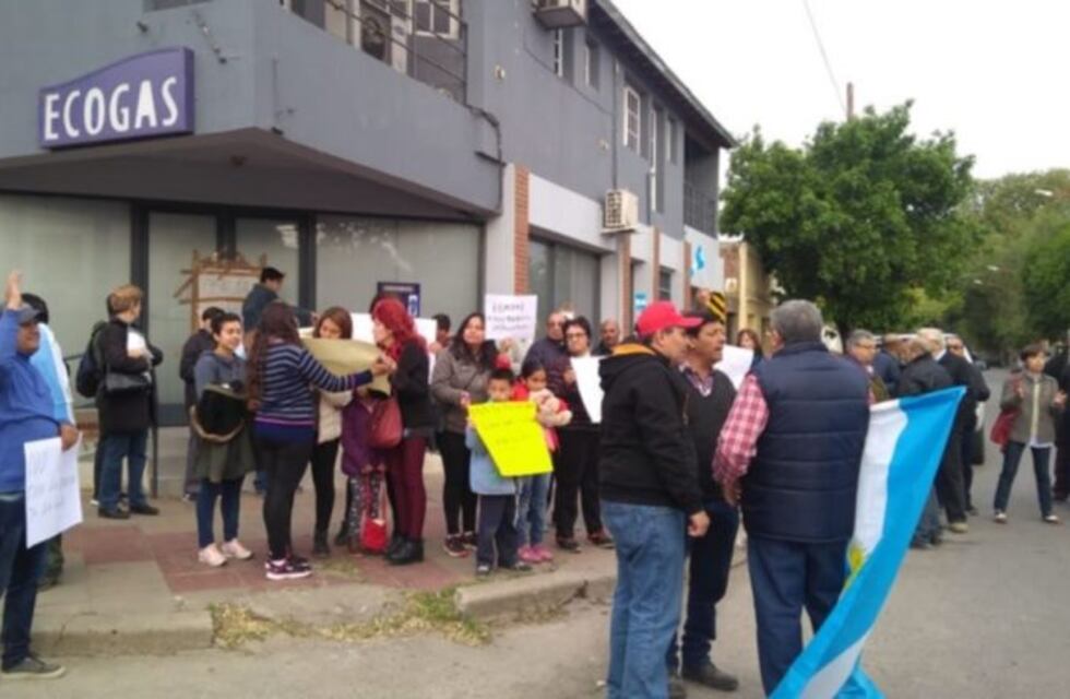 Villa Mercedes: vecinos marcharon para reclamar por el tarifazo