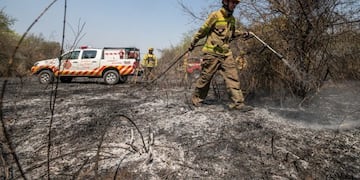 Córdoba (Argentina), 23/09/2020\u002E- A handout photo made available by the Government of Cordoba that shows firefighters working to extinguish fires in the province of Cordoba, Argentina, 23 September 2020\u002E Several sources of fire have ravaged the Argentine province of Cordoba, located in the center of the country, for five days, where firefighters work to contain the fire with the help of hydroplanes and helicopters, while the weather conditions are adverse, with high temperatures and low humidity\u002E (Incendio) EFE/EPA/Government of Cordoba HANDOUT HANDOUT EDITORIAL USE ONLY/NO SALES
