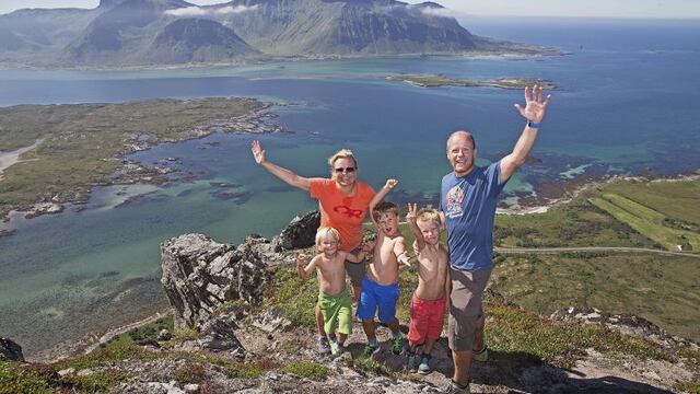 NOR01 ARCHIPIu00c9LAGO DE LOFOTEN (NORUEGA) 20/03/2017.- Una familia celebra en lo alto de una montau00f1a en el archipiu00e9lago de Lofoten, en Noruega, el 19 de julio de 2014. Con una puntuaciu00f3n de 7,537 sobre diez, Noruega es el pau00eds mu00e1s feliz del mundo segu00fan el I