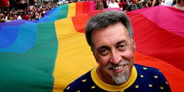 STO03. Stockholm (Sweden), 02/08/2003.- (FILE) - US artist and civil rights activist Gilbert Baker heads the Stockholm Pride Parade carrying a 250-meter long flag in Stockholm, Sweden, 02 August 2003 (reissued 01 April 2017). Gilbert Baker, known for creating the rainbow flag, a well-known lesbian, gay, bisexual, and transgender (LGBT) community symbol, has died at the age of 65, according to media reports on 31 March 2017. (Estocolmo, Suecia) EFE/EPA/FREDRIK PERSSON SWEDEN OUT suecia estocolmo Gilbert Baker muerte del creador de la bandera del orgullo gay