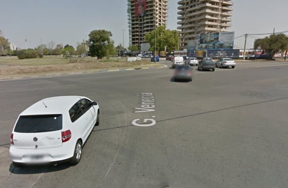 Falleció un motociclista tras chocar contra un auto en una rotonda de zona norte