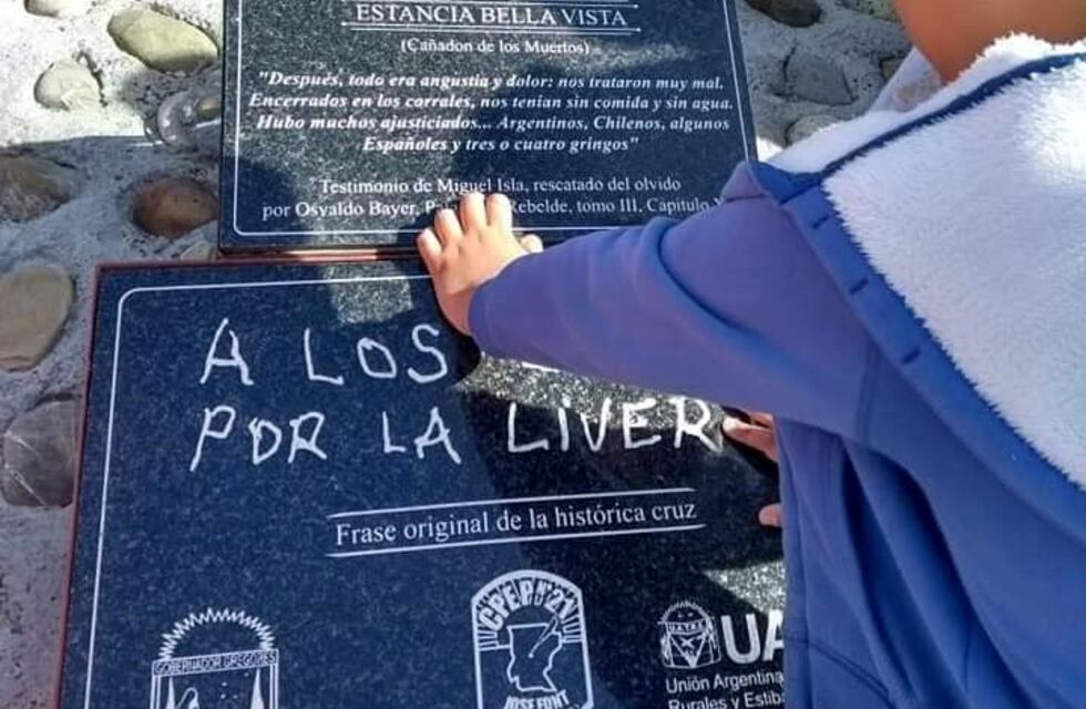 Ruta de la huelga 1921: descendiente visitó placa en honor a su bisabuelo