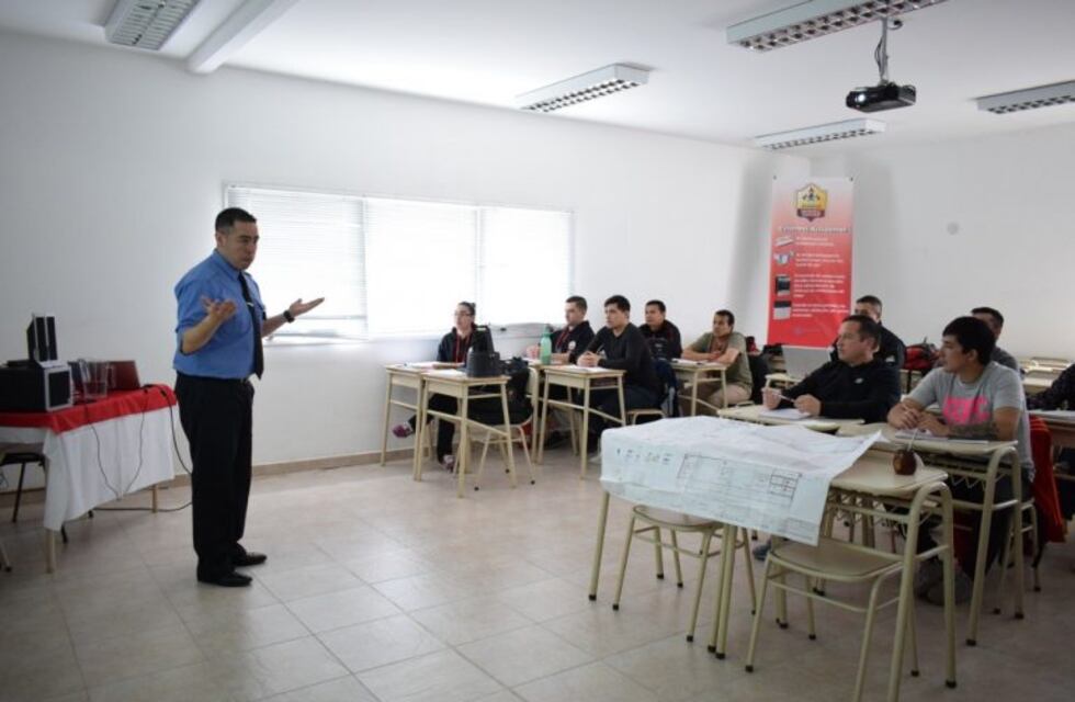 Primer curso en Habilitación Comercial e Industrial a policías de la provincia