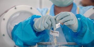 Bangkok (Thailand), 12/08/2020\u002E- A Thai health official collects a nasal swab test for COVID-19 during a free testing as part of Thai Queen Mother'Äôs 88th birthday celebration in Bangkok, Thailand, 12 August 2020\u002E With no domestic transmissions for more than two months, Thailand is one of the world'Äôs top countries to have, so far, successfully contained the pandemic\u002E (Tailandia) EFE/EPA/RUNGROJ YONGRIT