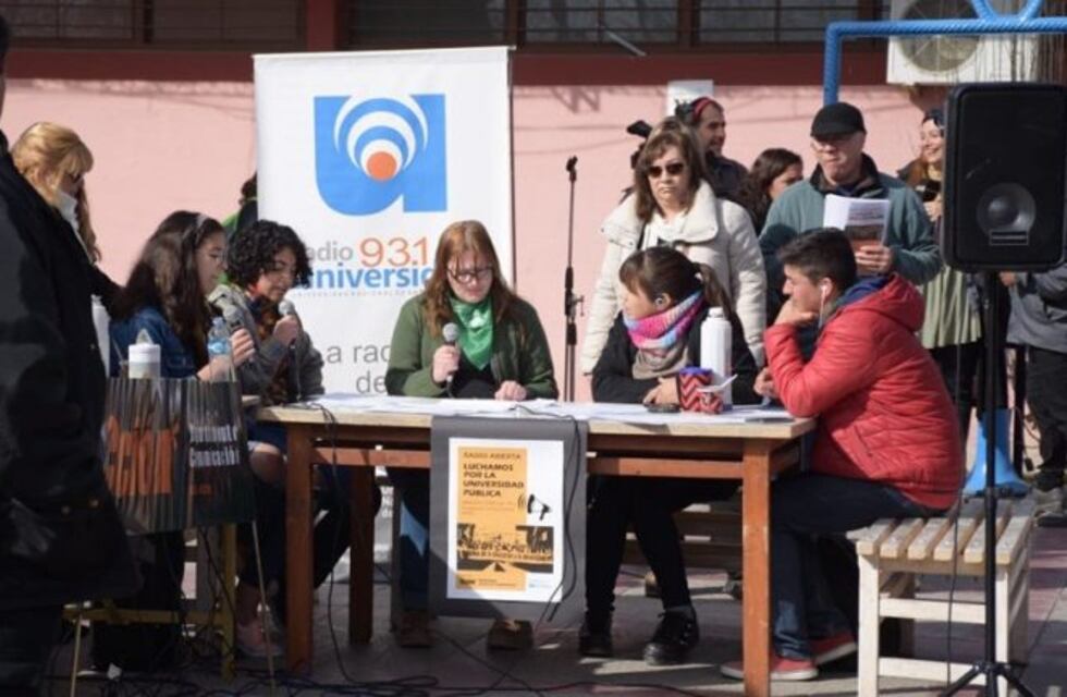 Clases en la calle y radio abierta para defender la educación pública