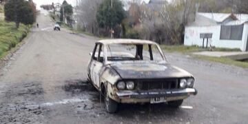 Auto quemado (Foto: ANBariloche)\u002E