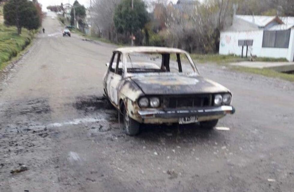 Robaron y prendieron fuego un auto en barrio Elflein