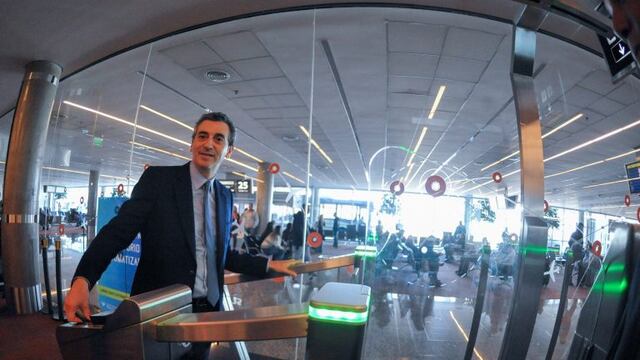 BUENOS AIRES 27/08/15, EL MINISTRO DEL INTERIOR Y TRANSPORTE, FLORENCIO RANDAZZO, PRESENTu00d3 HOY LAS PRIMERAS PUERTAS AUTOMu00c1TICAS DE INGRESO Y EGRESO AL PAu00cdS EQUIPADAS CON TECNOLOGu00cdA BIOMu00c9TRICA INSTALADAS EN EL AEROPUERTO INTERNACIONAL DE EZEIZA.FOTO.DYN/PRENSA MINISTERIO. buenos aires florencio randazzo ministro del interior y transporte presentacion puertas automaticas de ingreso y egreso al pais aerpuerto nuevas instalaciones tecnologia