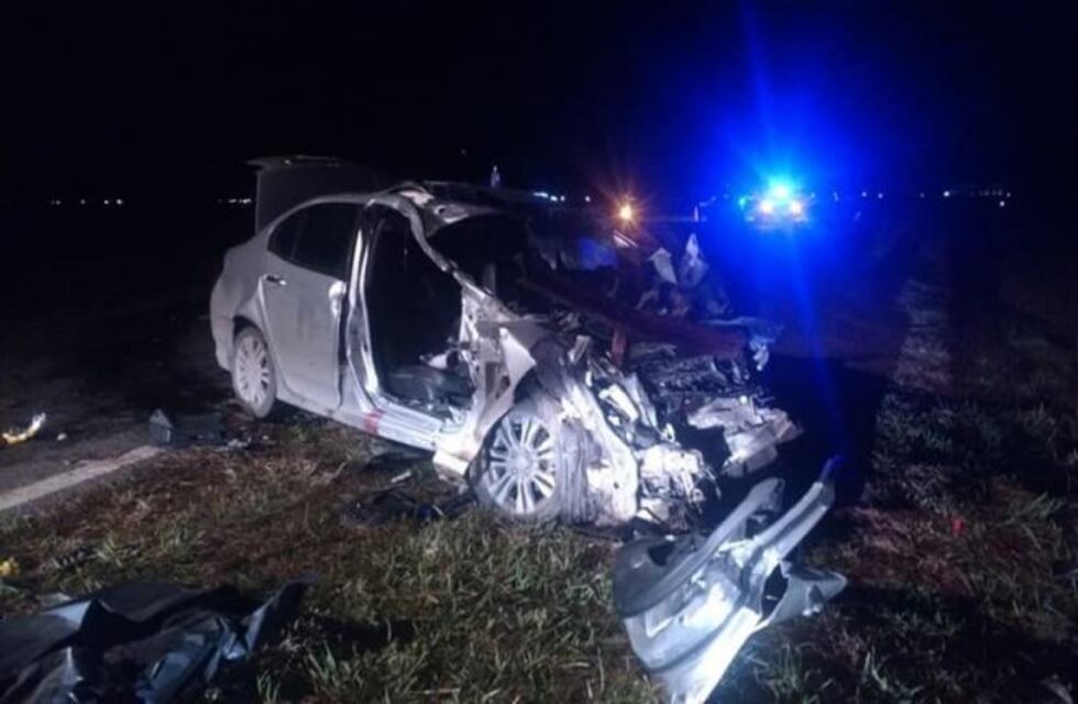 Un joven falleció tras un fuerte choque entre un auto y un camión